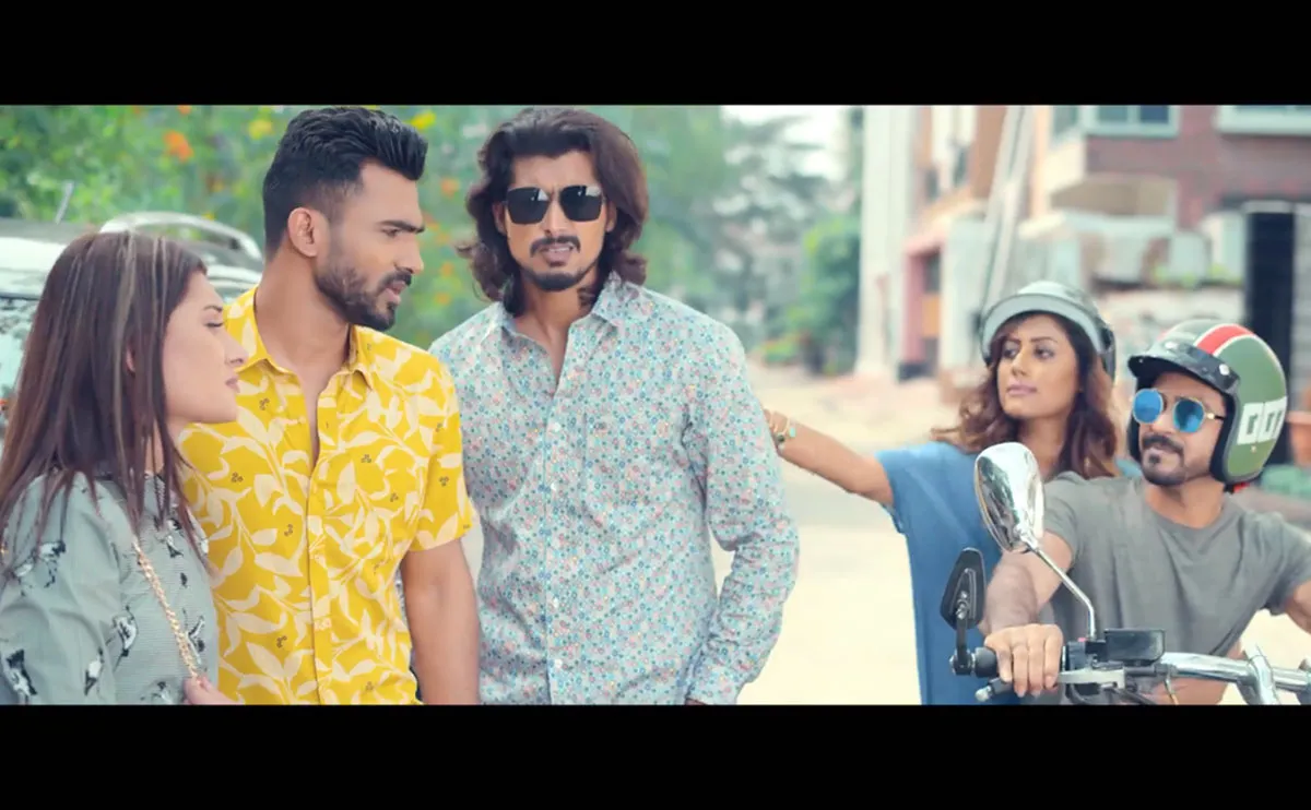 ফ্যাশন জগতের বিজ্ঞাপনে নতুনত্ব