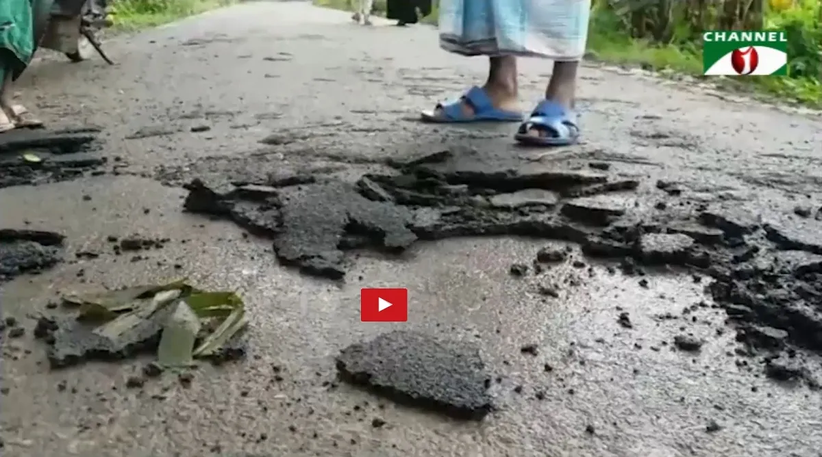 চাঁদপুরে সড়ক সংস্কারে অনিয়মের অভিযোগ