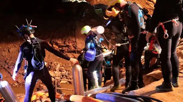 থাইল্যান্ড-গুহায় নিখোঁজ ফুটবল-ফুটবলার-কিশোর-কোচ-গুহা-চিঠি