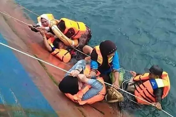‘অতিরিক্ত যাত্রীবোঝাই’ ফেরি ডুবে ৩১ জনের মৃত্যু