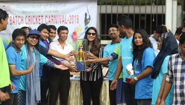 একদলে ছেলে-মেয়েদের খেলতে দেখে মুগ্ধ জেসি