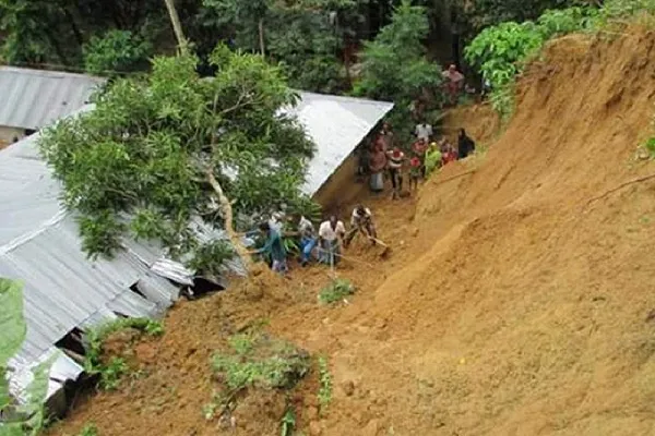 কক্সবাজারে পাহাড় ধস ও ফাটলে আতঙ্কিত সাধারণ মানুষ