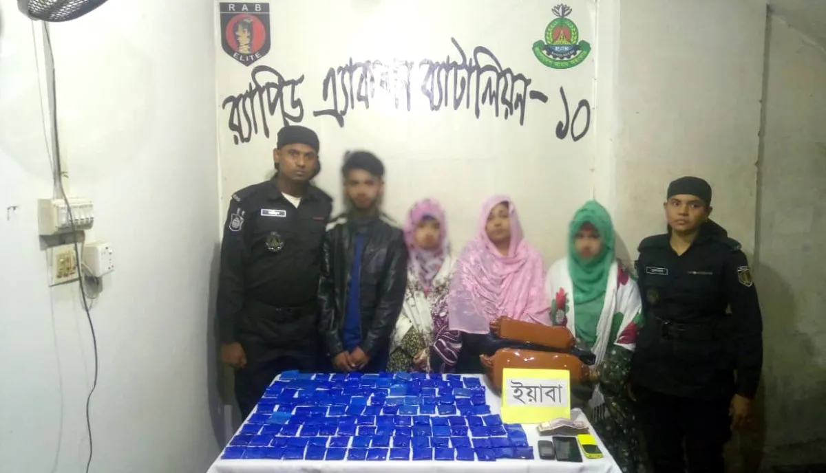 বাস থেকে ২৫ হাজার পিস ইয়াবাসহ আটক ৪