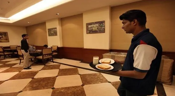 ১৩ ওয়েটার পদে ৭ হাজার আবেদন, বেশির ভাগই স্নাতক