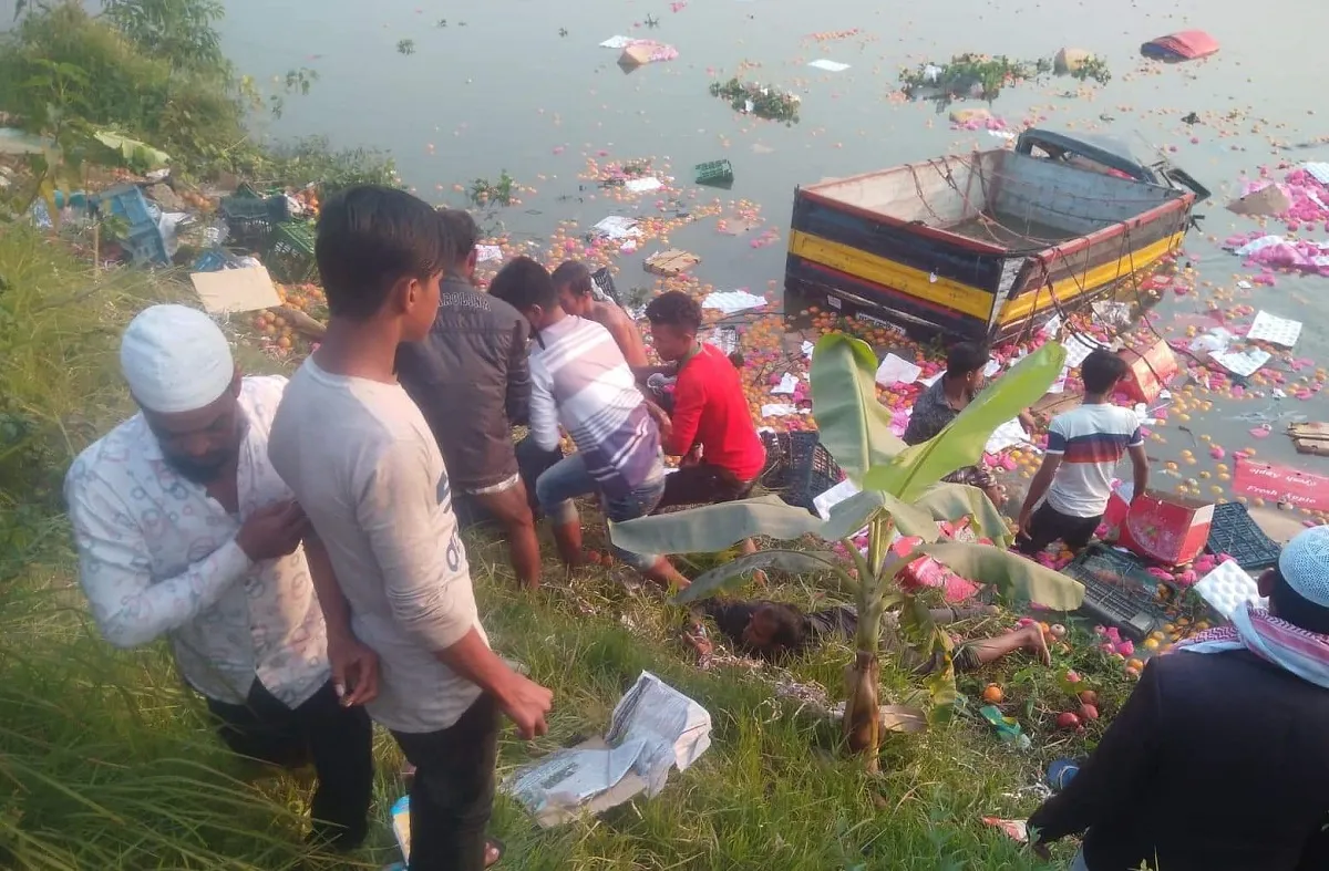 দাউদকান্দিতে পিকআপ খাদে পড়ে নিহত ২