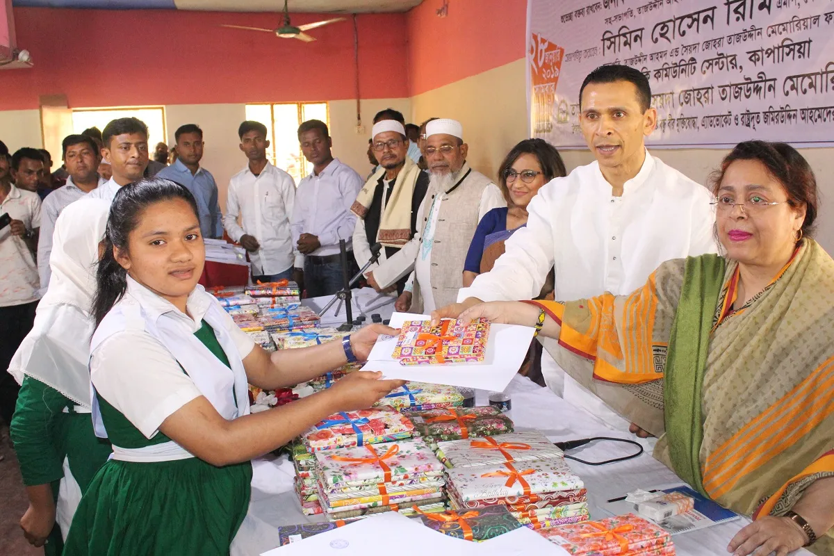পাঠ্যবইয়ের পাশাপাশি অন্য বইও পড়তে হবে: সিমিন হোসেন