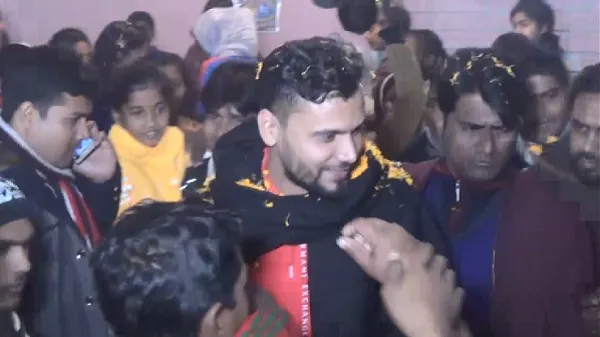 মেহনতি মানুষের ভালোবাসায় সিক্ত মাশরাফী