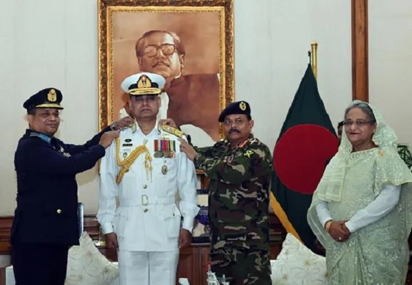 ‘ভাইস এ্যাডমিরাল’ র্যাংক ব্যাজ পরানো হলো নবনিযুক্ত নৌবাহিনীর প্রধানকে