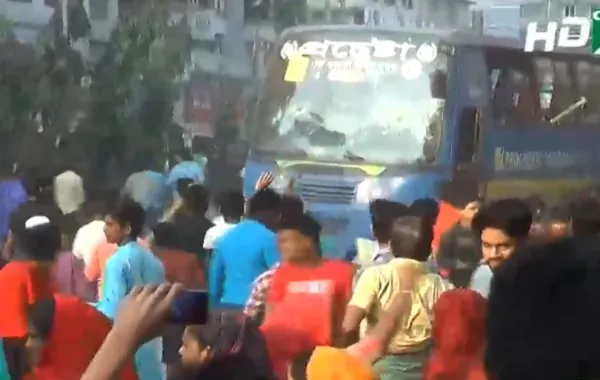 রাজধানীতে সড়ক দুর্ঘটনায় ২ শ্রমিক নিহত, ভাঙচুর-অগ্নিসংযোগ ও বিক্ষোভ