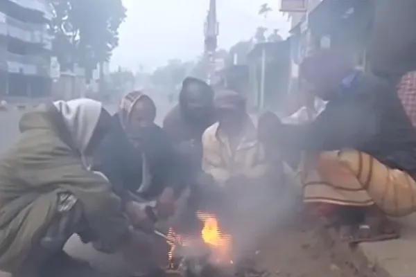 কনকনে শীতে কাঁপছে উত্তরের জনপদ
