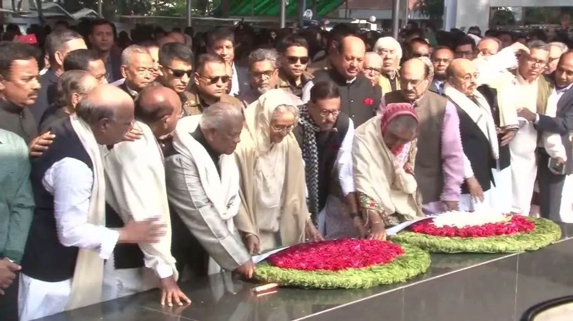 নিরঙ্কুশ বিজয়ে জাতির পিতার প্রতিকৃতিতে প্রধানমন্ত্রীর শ্রদ্ধা