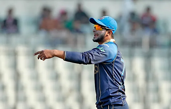 ওয়ার্নারকে পাল্টা জবাব দিয়ে ঢাকাকে জেতালেন সাকিব-রাসেল
