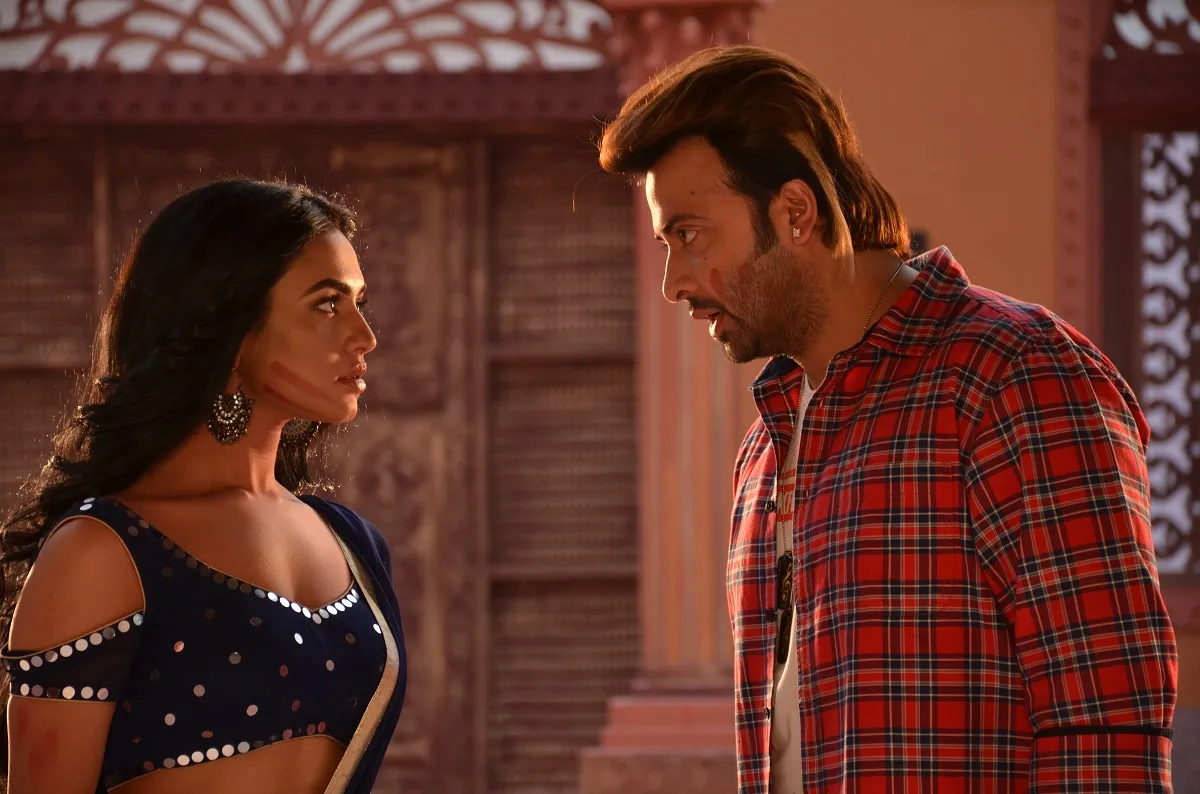 গানে গানে রসিক শাকিবের মন বাঁধছেন নুসরাত ফারিয়া