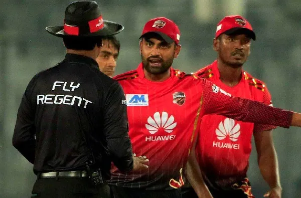 বল লাগল ব্যাটে, আম্পায়ার দিলেন ওয়াইড!