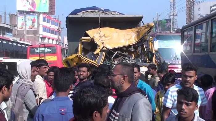 টাঙ্গাইলে বাস-ট্রাক সংঘর্ষে নিহত ১