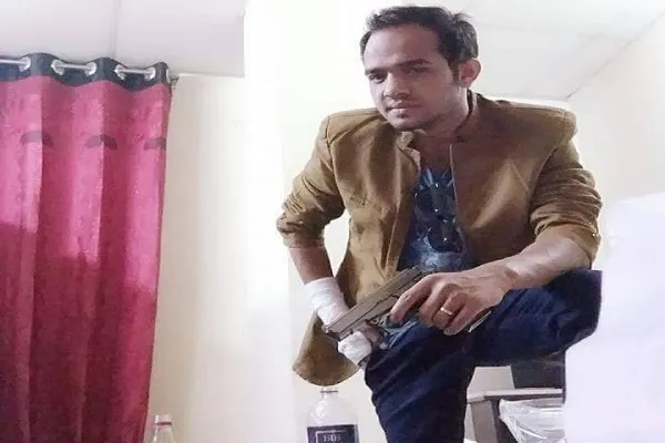 বিরহ যন্ত্রণাকাতর বখাটের খেলনা পিস্তলও কী ভয়ংকর