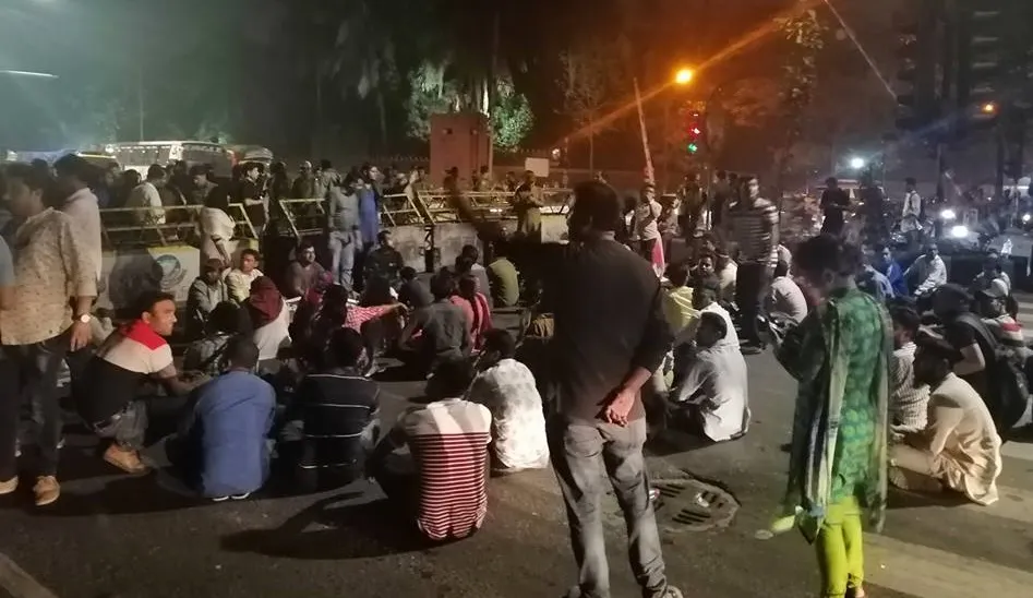 কোটা বহালের দাবিতে গণভবন এলাকায় সড়ক অবরোধ