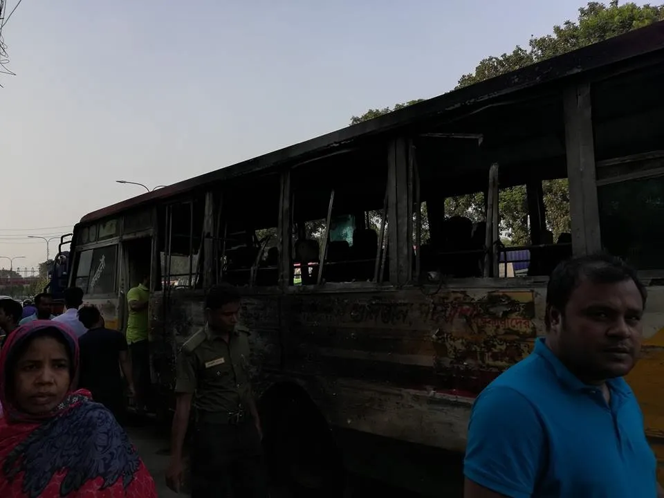 আসাদগেটে রাস্তায় গ্যাস লাইন লিকেজে বাসে আগুন