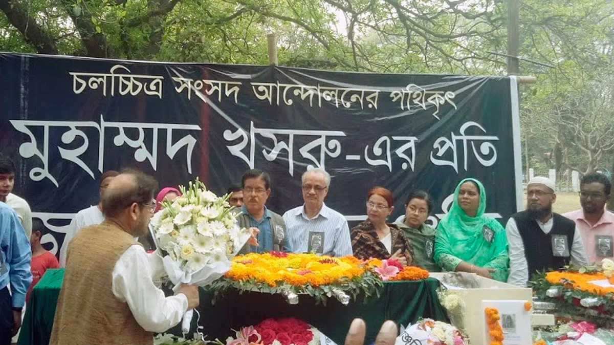 বন্ধুর শেষ বিদায়ে ফুলের তোড়া হাতে আসাদুজ্জামান নূর