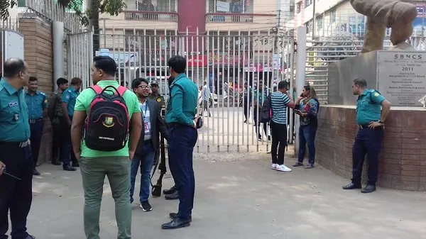 টিকিট কাউন্টার বন্ধ, স্টেডিয়ামে ঢুকে দর্শকদের প্রতিবাদ
