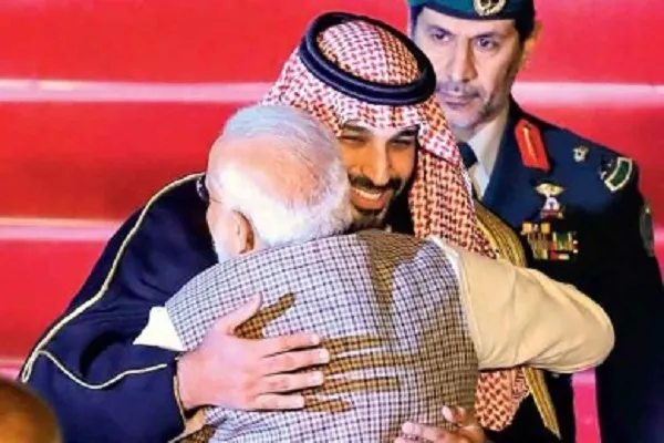 ভারতে সৌদি যুবরাজ, আলিঙ্গনে স্বাগত জানালেন মোদি