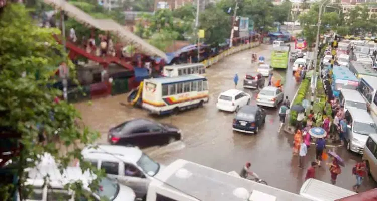 বৃষ্টি ও জ্যামে রাজধানীতে জনদুর্ভোগ