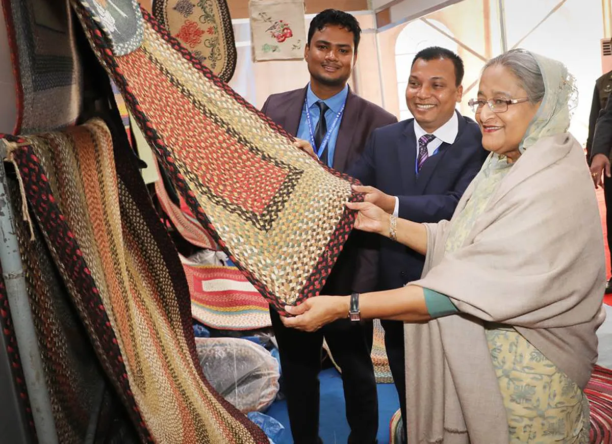 পাট মেলাতে অনন্য প্রধানমন্ত্রী