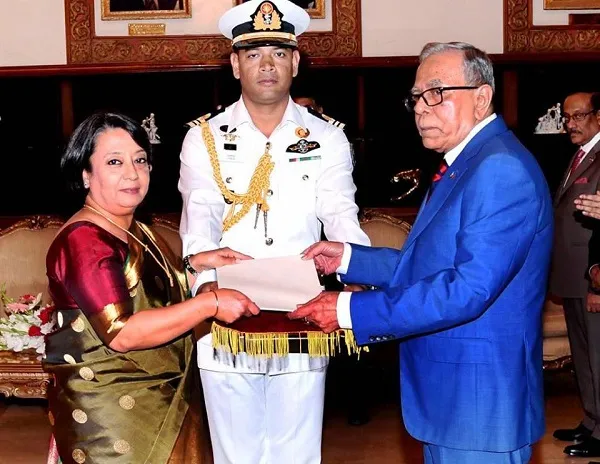 রাষ্ট্রপতির কাছে ভারতীয় নতুন হাইকমিশনারারের পরিচয় পেশ