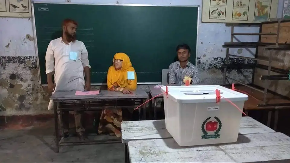 টাঙ্গাইল-ভোটকেন্দ্র-আইরে আমেজ ভেতরে ফাঁকা