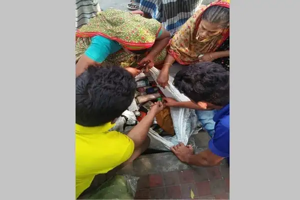 কান্না সঙ্গী করে অবশিষ্ট জিনিস ফুটপাতে বিক্রি