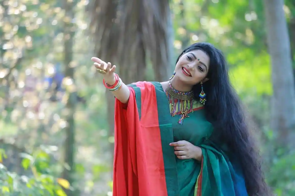 ‘দেশপ্রেম’-এর গান দিয়ে আলোচনায় সালমা