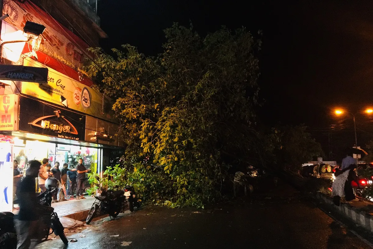 রাজধানীতে হঠাৎ কালবৈশাখী ঝড়ের তাণ্ডব, কয়েকজন হতাহত