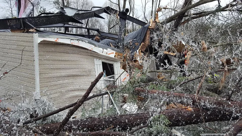 যুক্তরাষ্ট্রের আলাবামায় টর্নেডোতে বহু হতাহত