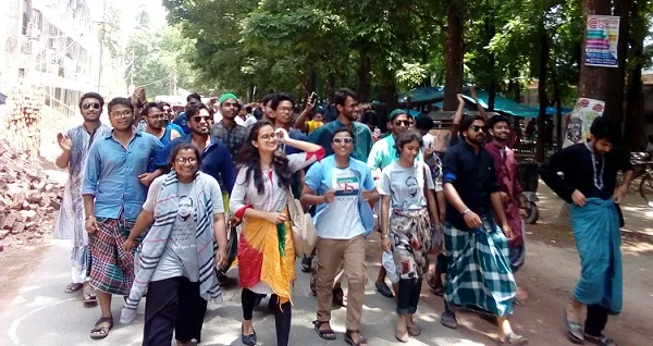 গরমে অতিষ্ঠ রাজশাহী বিশ্ববিদ্যালয় শিক্ষার্থীদের লুঙ্গি মিছিল