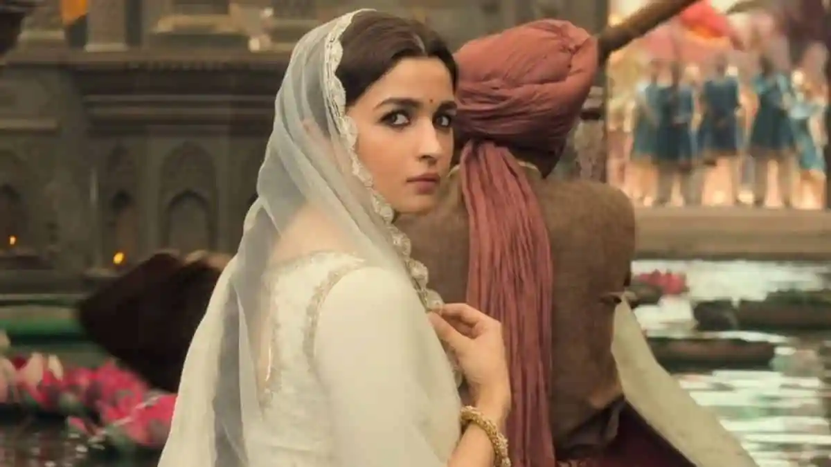 ‘কলঙ্ক’ ফ্লপ, তবু থেমে যাওয়ার পাত্রী নন আলিয়া