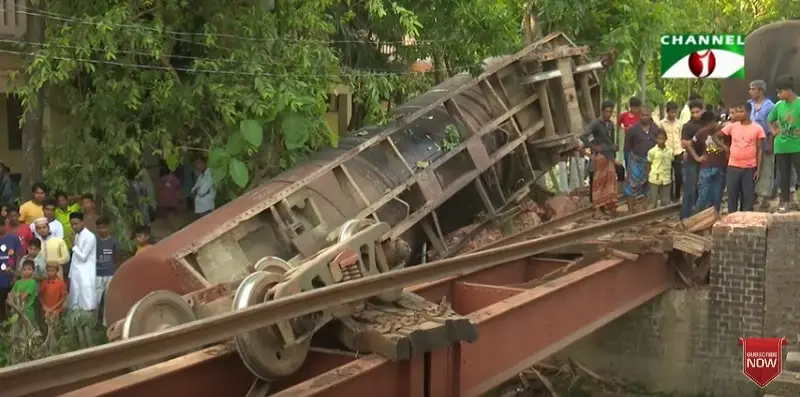 ফার্নেস অয়েলবাহী ট্রেন লাইনচ্যুত হয়ে হালদা নদীতে, পরিবেশ বিপর্যয়ের শঙ্কা