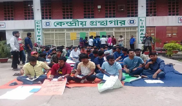 রাবি গ্রন্থাগারে নিজস্ব বই নিয়ে প্রবেশের দাবিতে শিক্ষার্থীদের অবস্থান