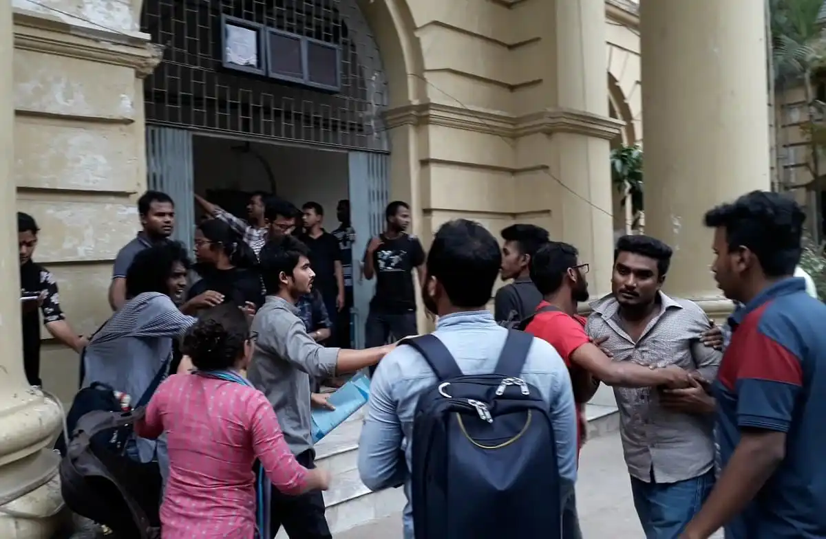 ফেসবুকে ‘ধর্ম নিয়ে মন্তব্য’ করে তোপের মুখে জবি শিক্ষার্থী