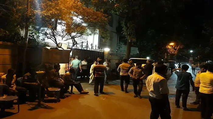 শেখ সেলিমের বাড়ির সামনে শিশু জায়ানের জন্য অপেক্ষা