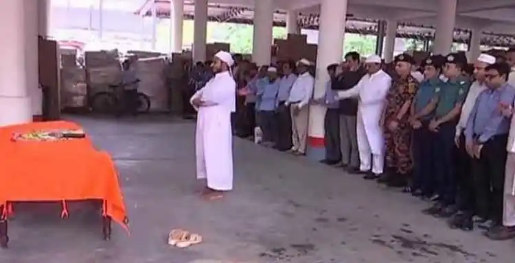 প্রথম জানাজা শেষে বাড়ির পথে সোহেল রানার মরদেহ