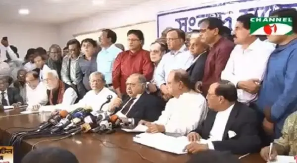একটি শক্তিশালী বিরোধী দলের সন্ধানে