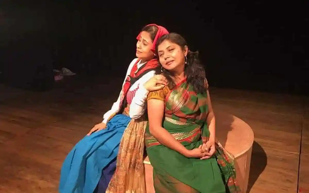 দুই প্রান্তের দুই নারীর উপাখ্যান
