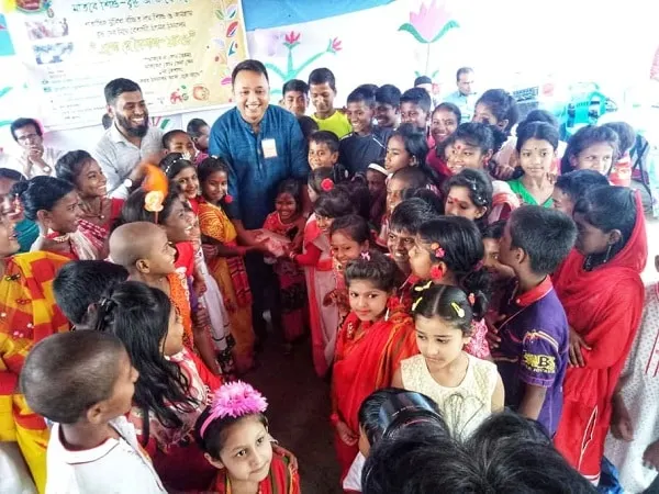 পথশিশুদের জন্য নববর্ষ ভাতা উৎসর্গ করলেন সরকারি কর্মকর্তা