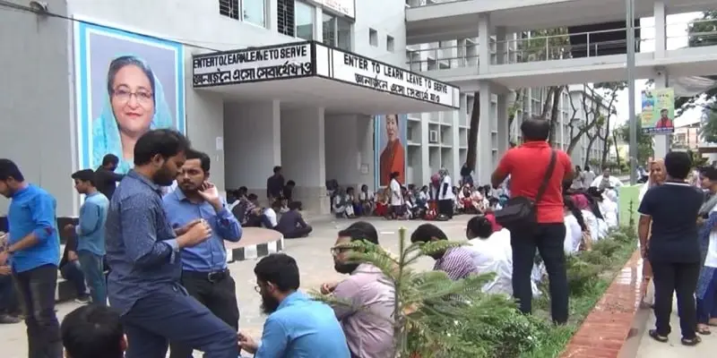 ময়মনসিংহ মেডিক্যালে ক্লাস-পরীক্ষা বর্জন করে শিক্ষার্থীদের বিক্ষোভ