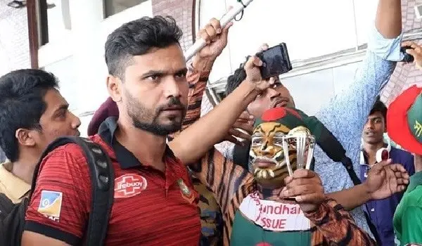 ‘বিরতি নিয়ে’ দেশের পথে মাশরাফী