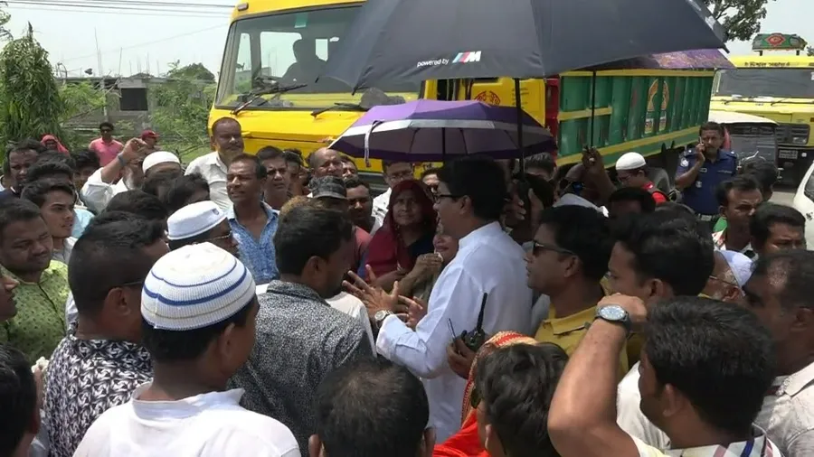 নাটোরে মেয়রের গাড়িকে বাসের ধাক্কা