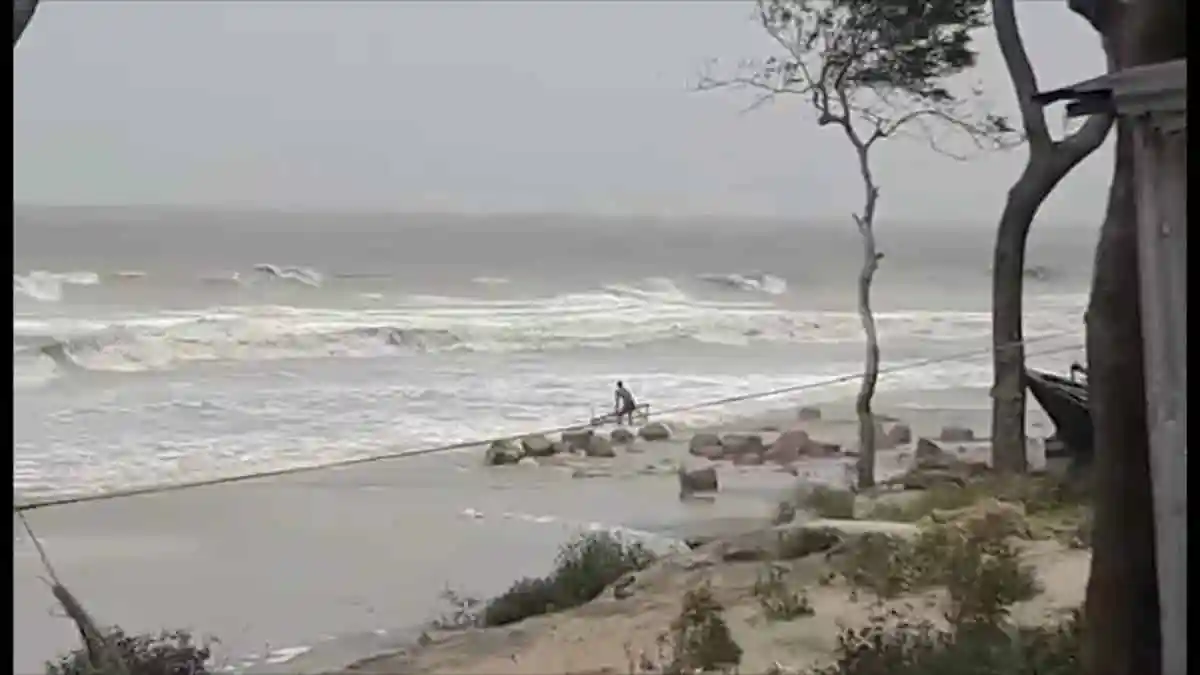 ঘূর্ণিঝড় ফণী: লক্ষ্মীপুরে নৌযান চলাচল বন্ধ