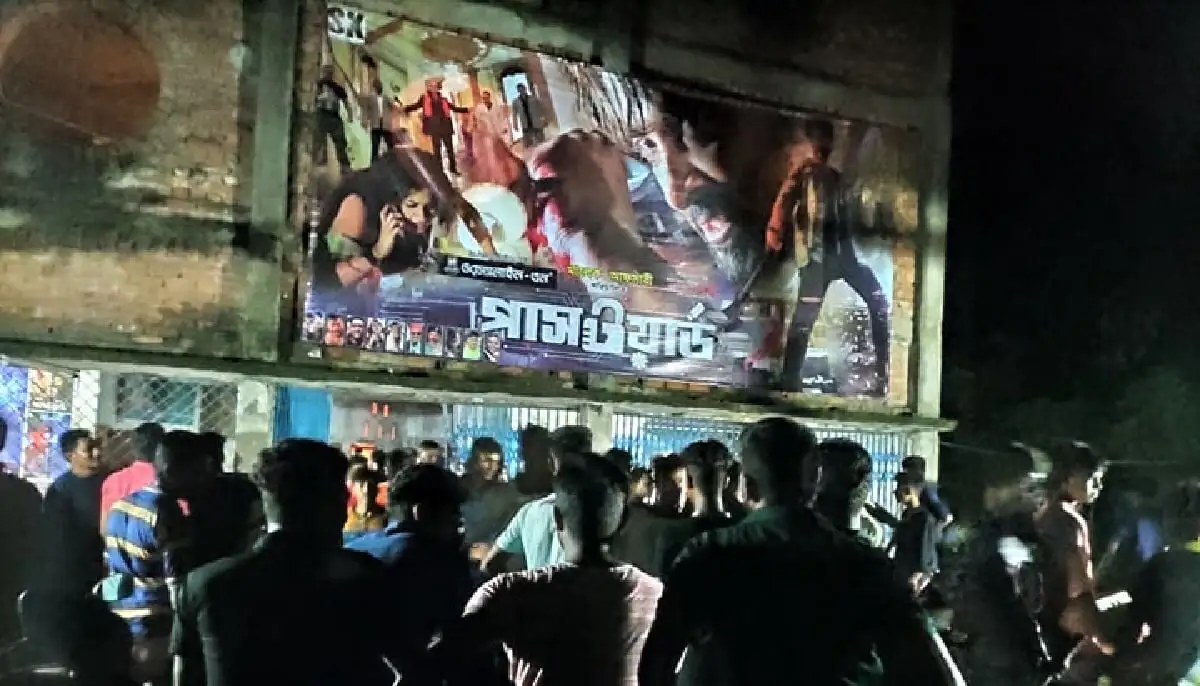 বিশ্বকাপ, বৃষ্টির মধ্যেও পাসওয়ার্ড হাউজফুল: টিকেট না পেয়ে হল ভাঙচুর