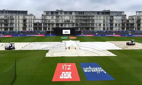 বৃষ্টিতে টসে দেরি
