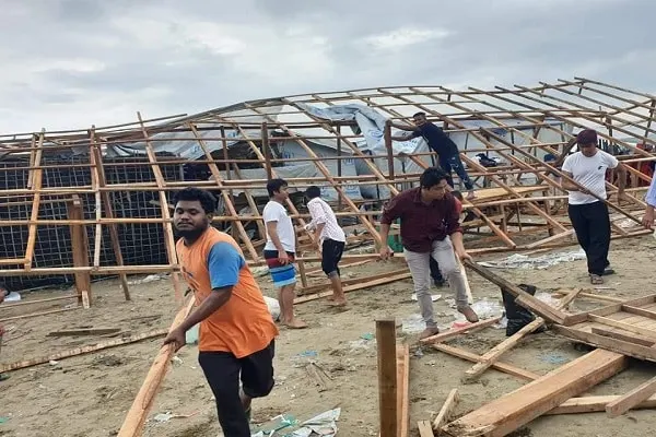 কক্সবাজার সৈকতে নির্মাণাধীন অবৈধ দোকান উচ্ছেদ